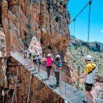 amigos paseando por el caminito del rey excursión al caminito del rey desde sevilla